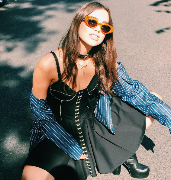 Seksi ve Güzel Genç Kadın Şarkıcılar Seksi ve Güzel Genç Kadın Şarkıcılar