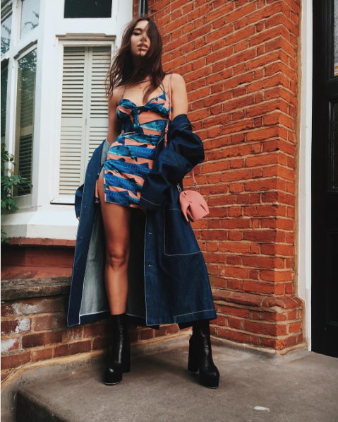 Seksi ve Güzel Genç Kadın Şarkıcılar Seksi ve Güzel Genç Kadın Şarkıcılar