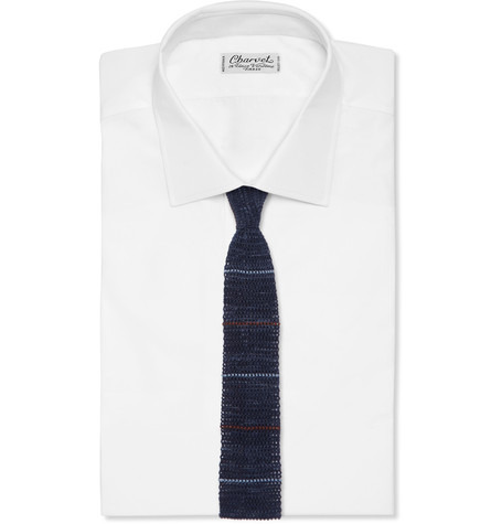 Ofis stilinde örgü kravat devri