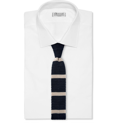 Ofis stilinde örgü kravat devri