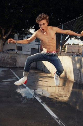 Tommy Hilfiger Denim ile Los Angeles Tarzı