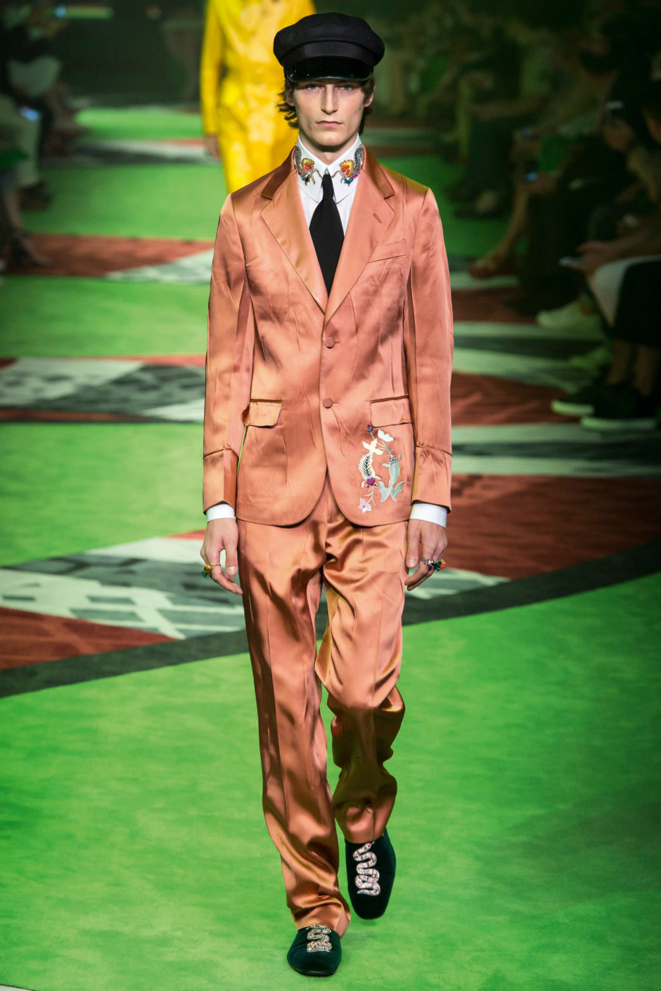 Karizmatik İkili - Takım Elbise ve Sneaker