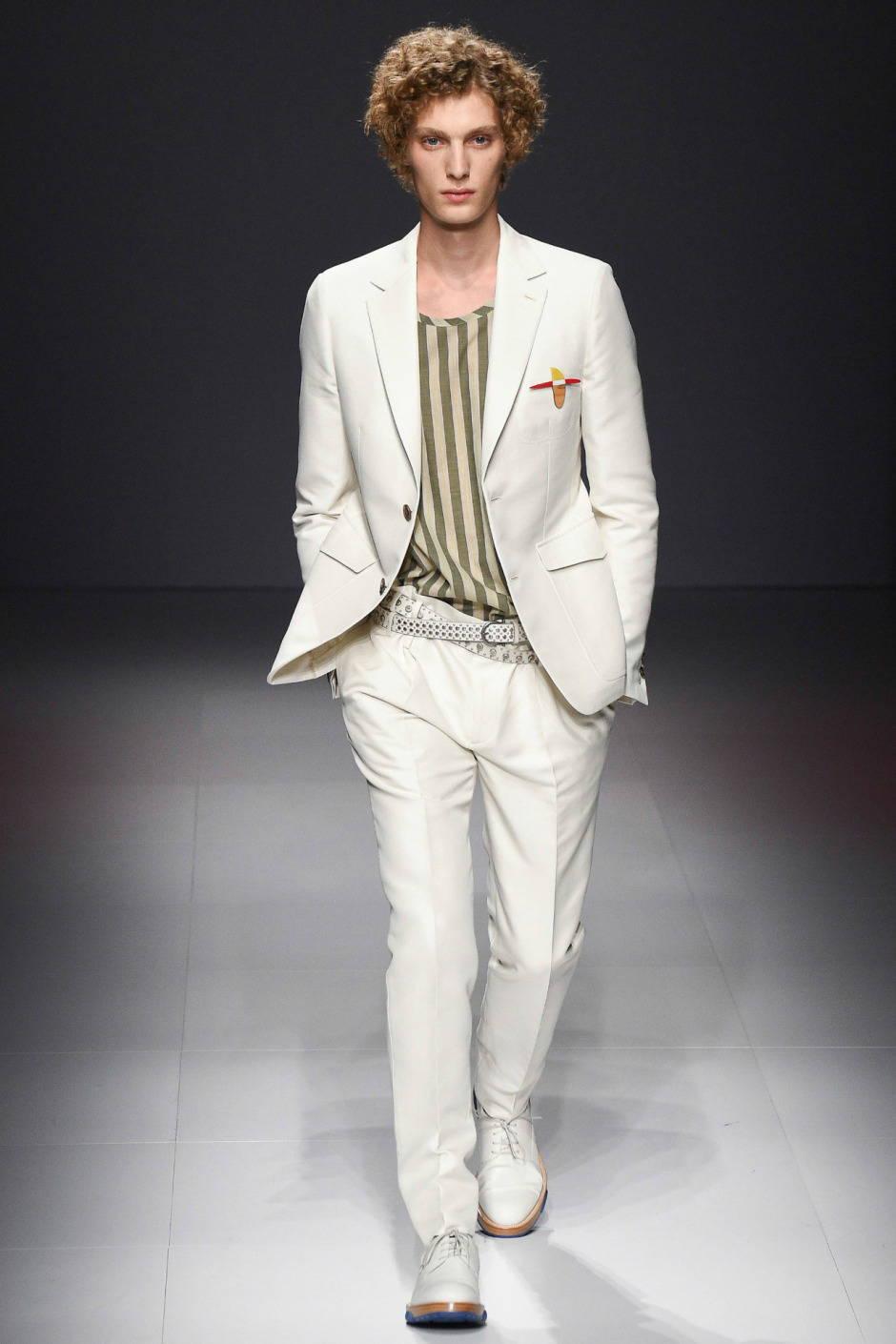 Karizmatik İkili - Takım Elbise ve Sneaker