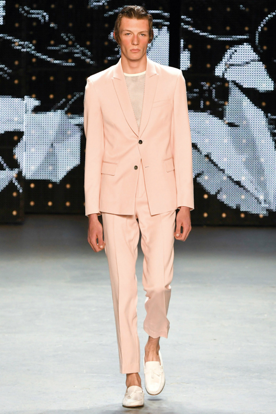 Karizmatik İkili - Takım Elbise ve Sneaker