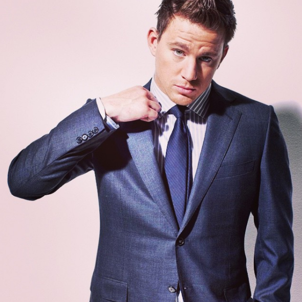 Ofis Stili: Lacivert Takım ve Çizgili Gömlek