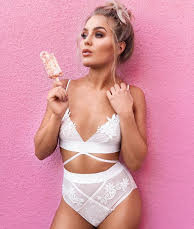 Mercek Altında: Angelica Blick