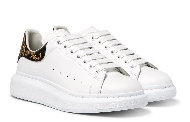 Bazı Adamlar Beyaz Giyer