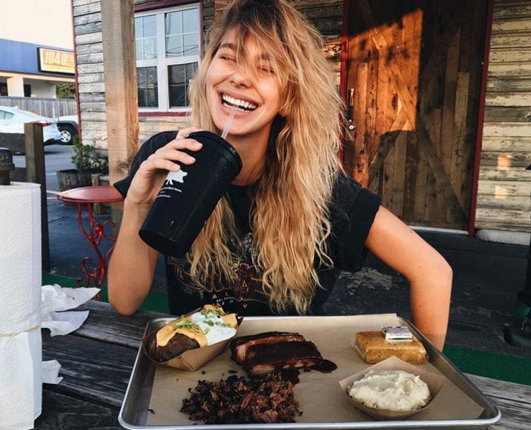 Instagram'ı sevmemiz için bir sebep daha : Camila Morrone