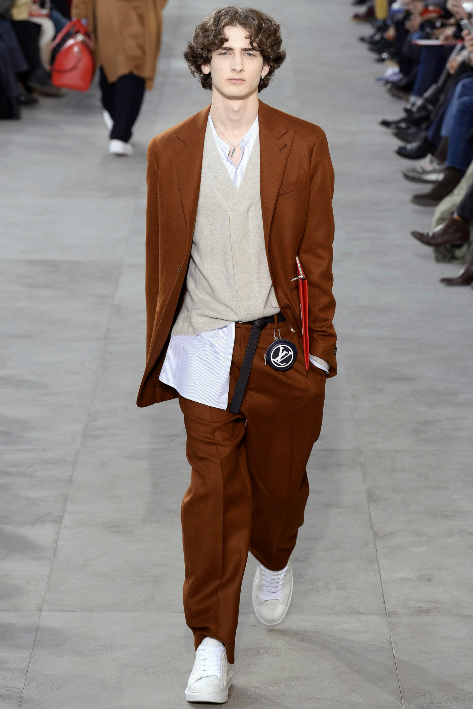 Salon erkeği çizgisinden çıkın: Kuralsız takım elbiseler