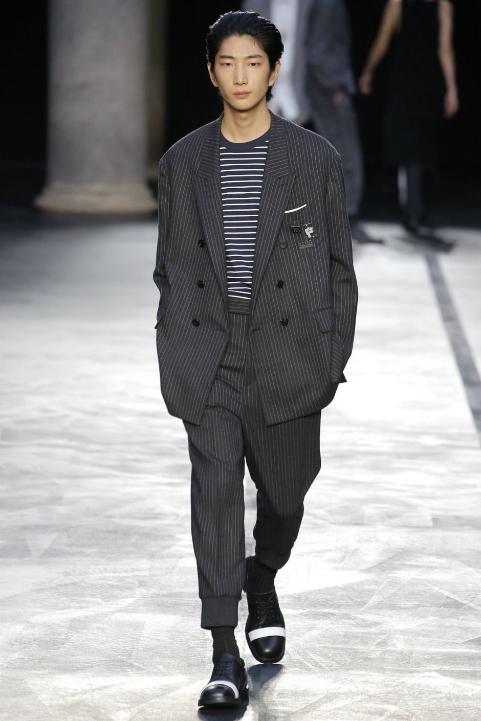 Salon erkeği çizgisinden çıkın: Kuralsız takım elbiseler