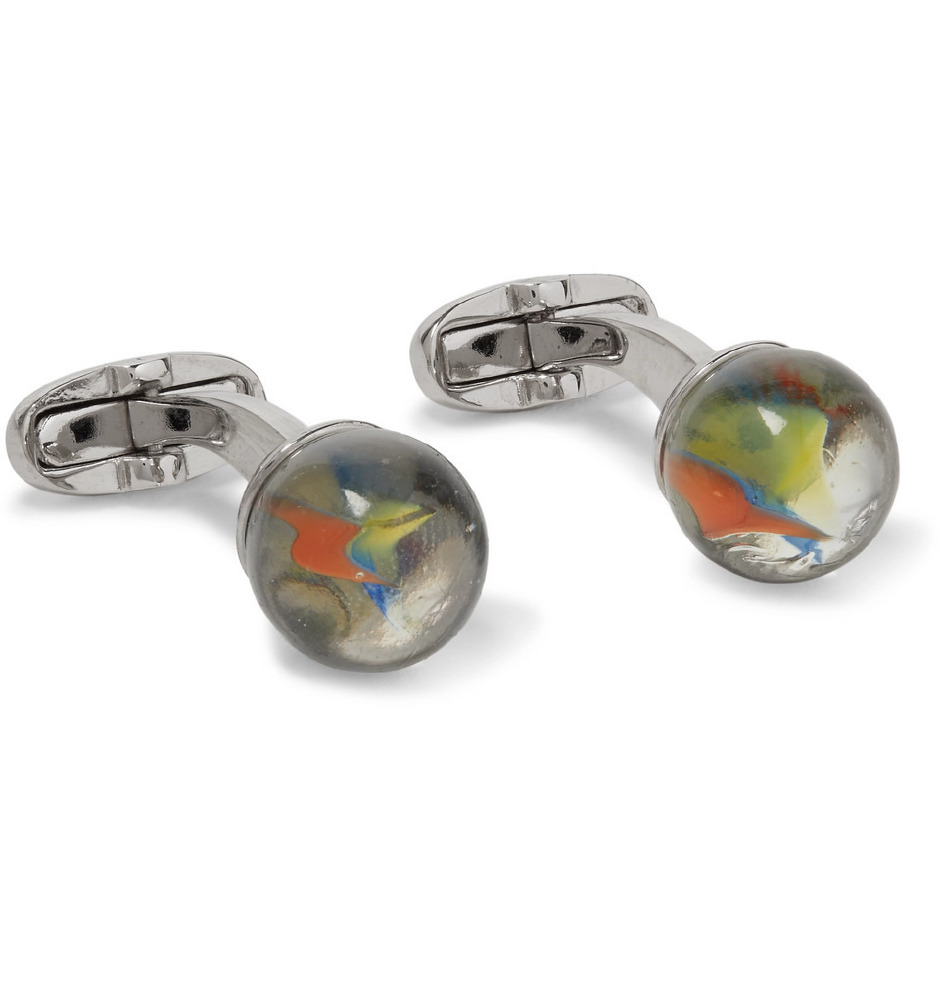 İki küçük kol düğmesi