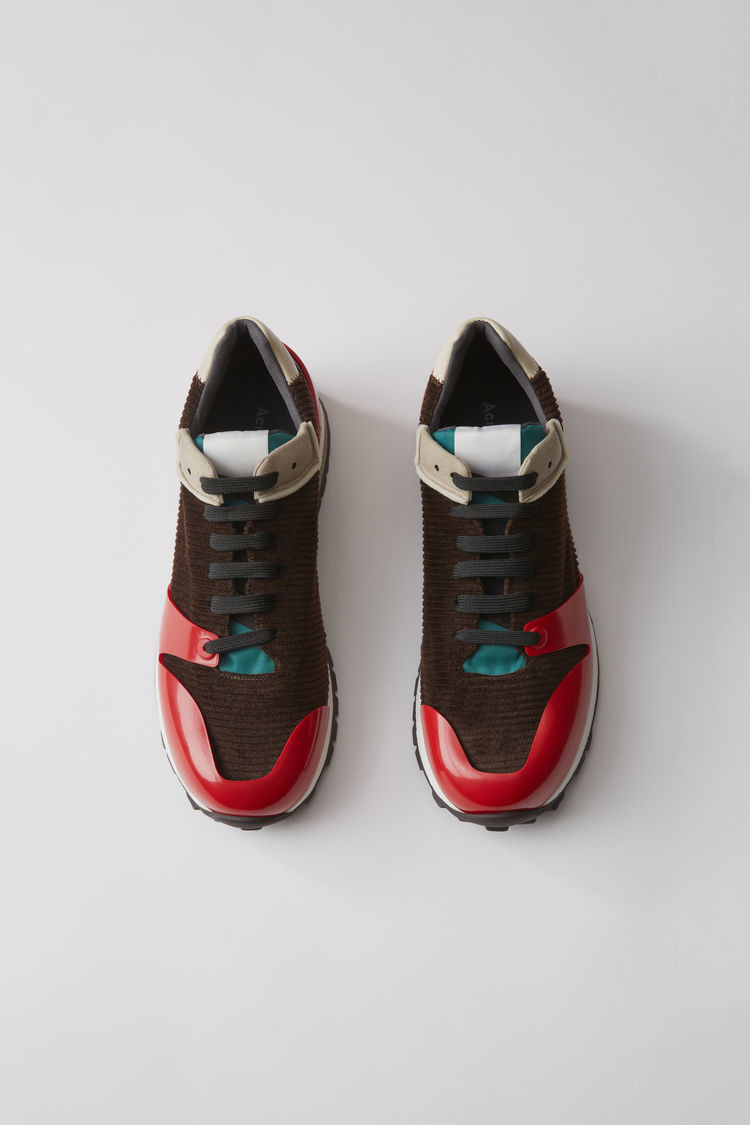 Botlar dolaba, sneakerlar meydana