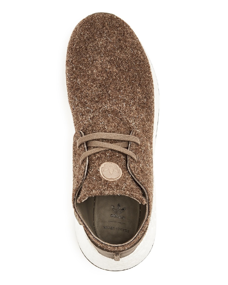 Botlar dolaba, sneakerlar meydana