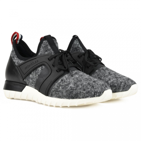 Botlar dolaba, sneakerlar meydana