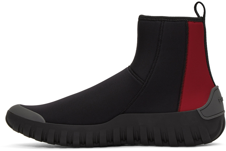 Botlar dolaba, sneakerlar meydana