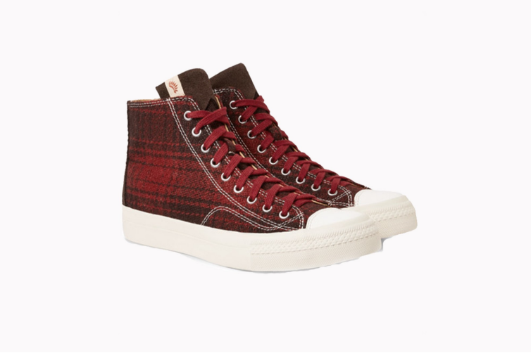 Botlar dolaba, sneakerlar meydana