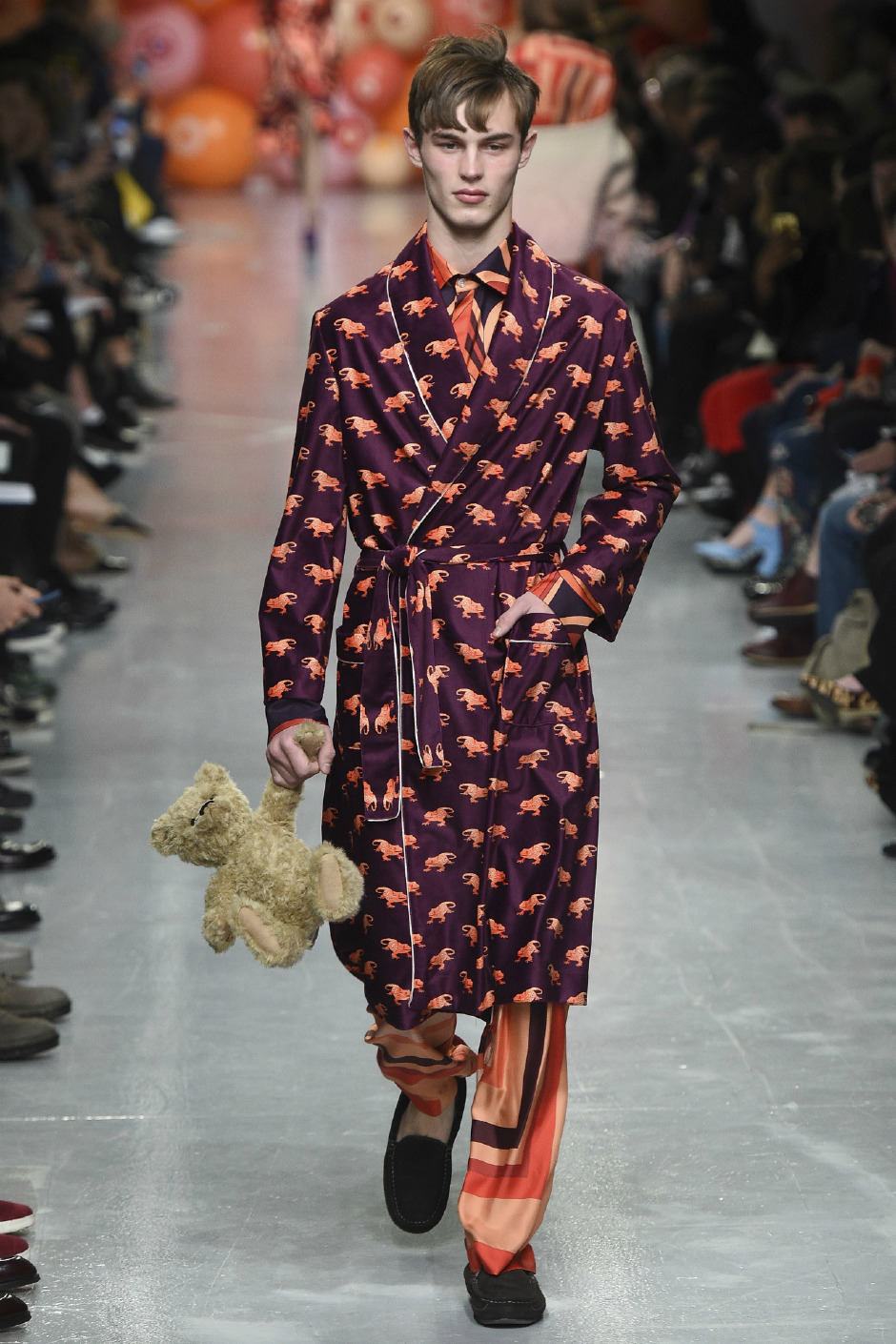 Evdeki centilmen: Robe de chambre