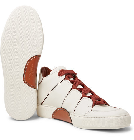 Beyaz Sneakerlar’a İtalyan işi