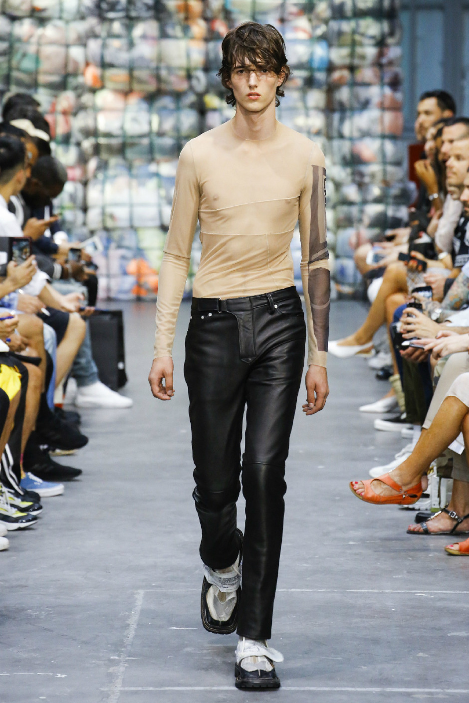 “İçi dışı bir olmak”: 2019 İlkbahar/Yaz Paris Erkek Moda Haftası 1. gün “İçi dışı bir olmak”: 2019 İlkbahar/Yaz Paris Erkek Moda Haftası 1. gün