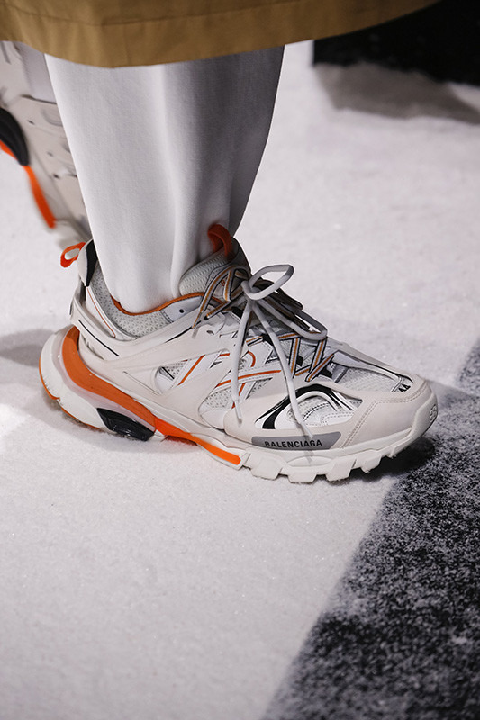 Balenciaga Sneaker Konusunda Kendi “Yolunda”