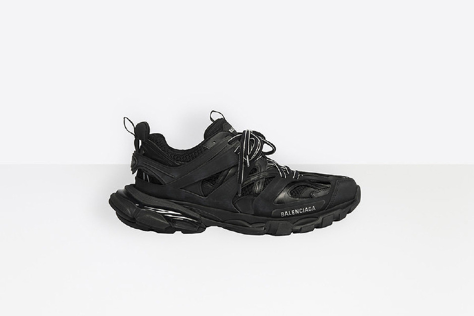 Balenciaga Sneaker Konusunda Kendi “Yolunda”