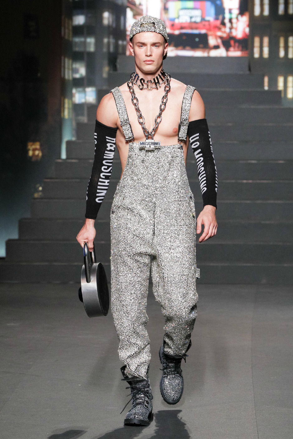 MOSCHINO [tv] H&M defilesi