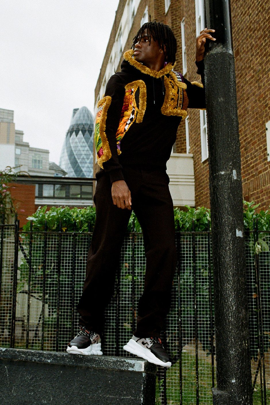 Versace’nin Yeni Sneaker Koleksiyonu: Chain Reaction