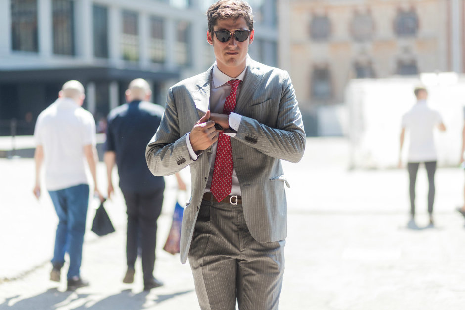 GQ X KING: Ofis Stiline Kırmızı Kattık GQ X KING: Ofis Stiline Kırmızı Kattık