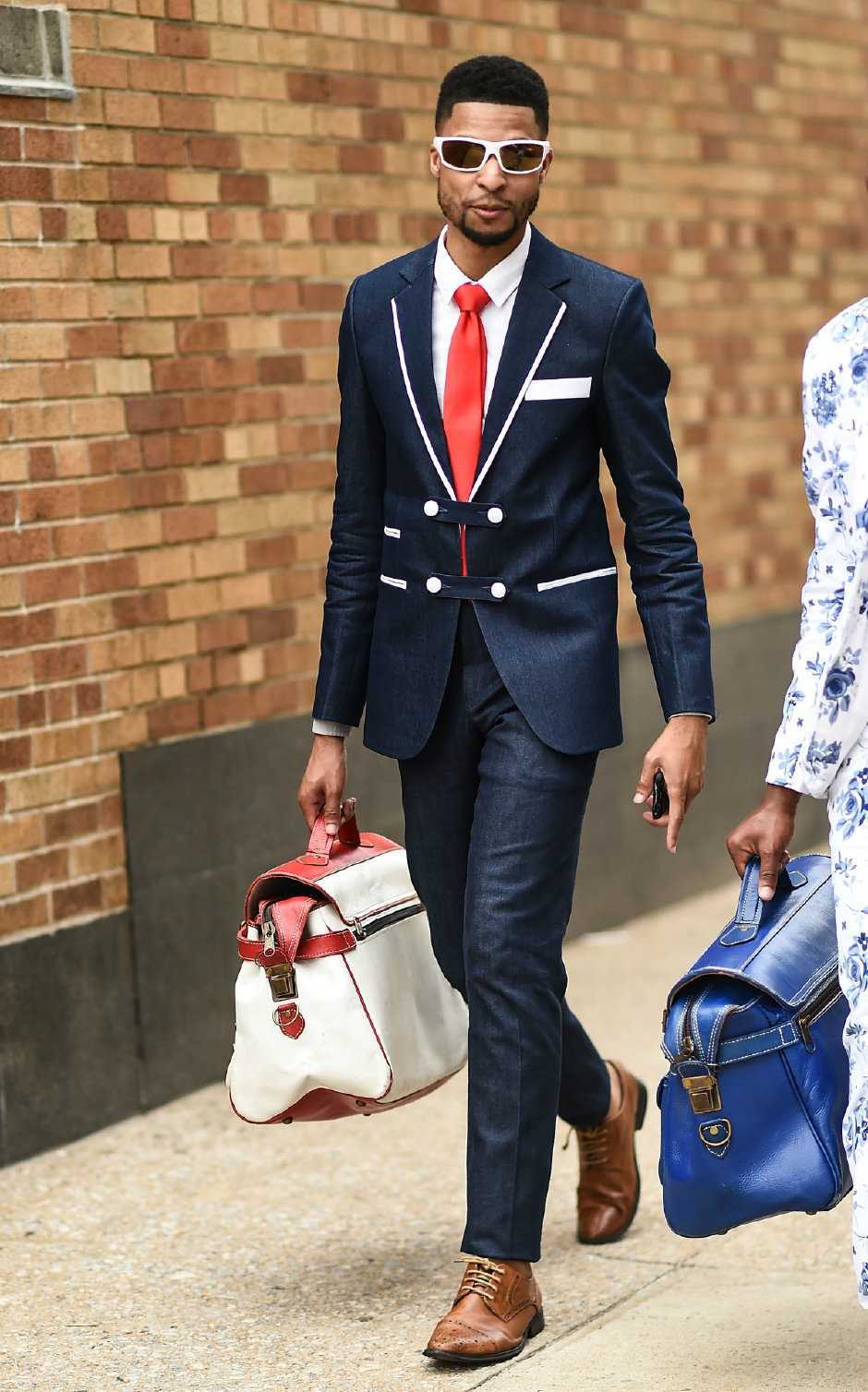 GQ X KING: Ofis Stiline Kırmızı Kattık GQ X KING: Ofis Stiline Kırmızı Kattık