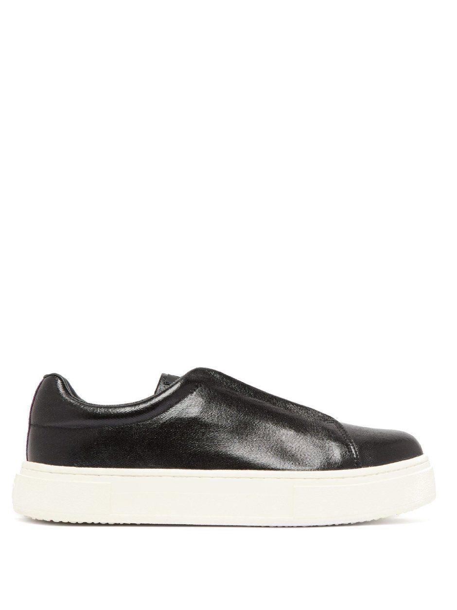 Takım Elbisenizle Eşleşebilecek En İyi 15 Sneaker