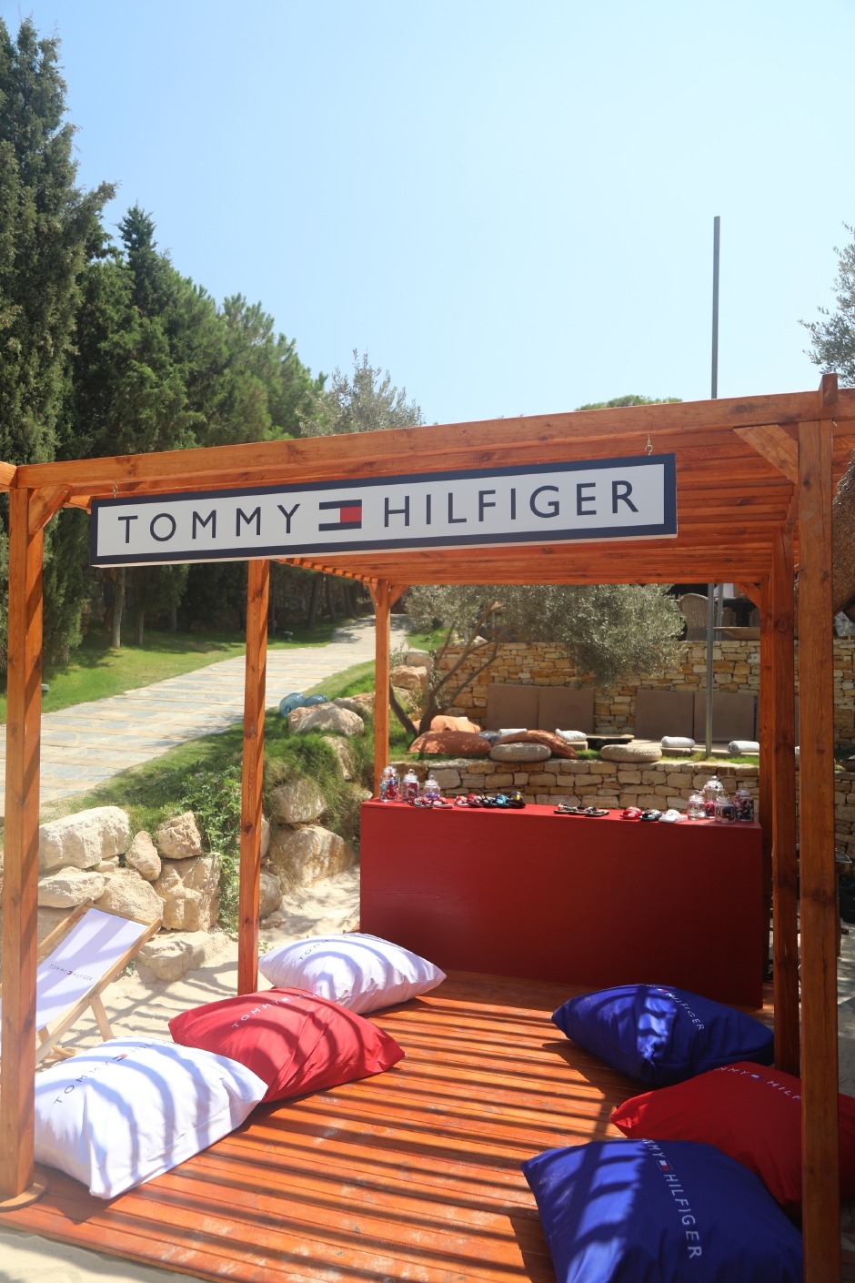 Tommy Hilfiger Sahile İndi