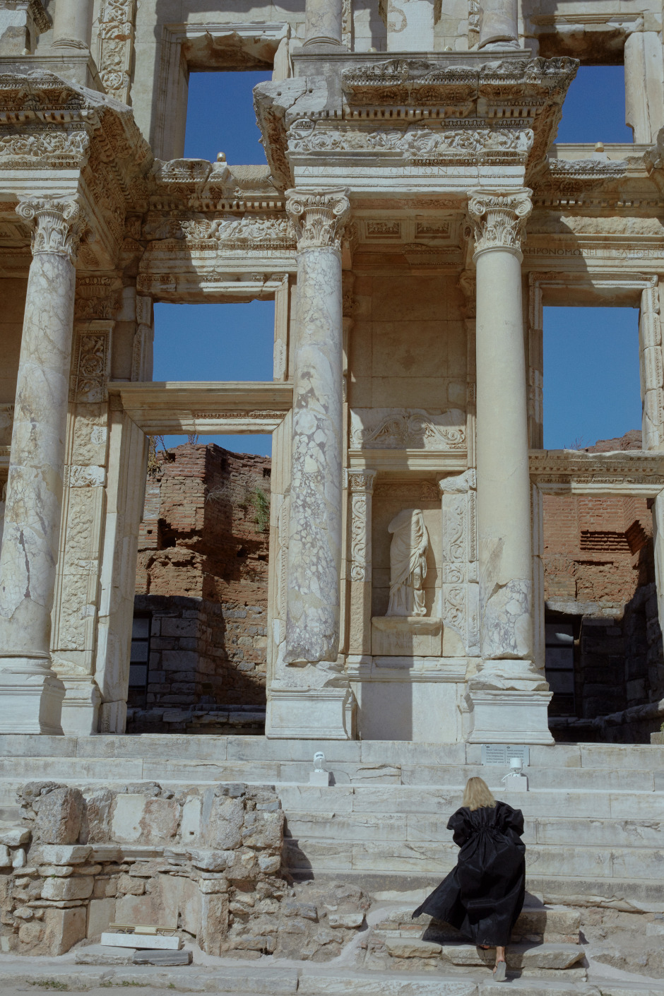 ...bu kalıntıların amacını da hissederiz.