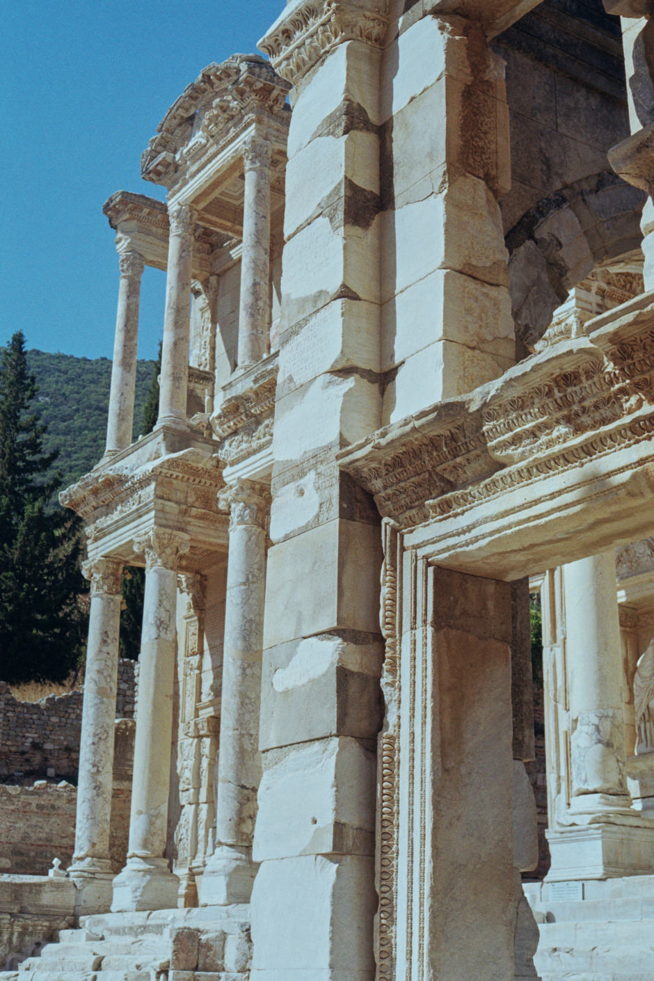 Yeni Kökler: Efes / Müzik ve Estetik Dolu Bir Hayalin Peşinde