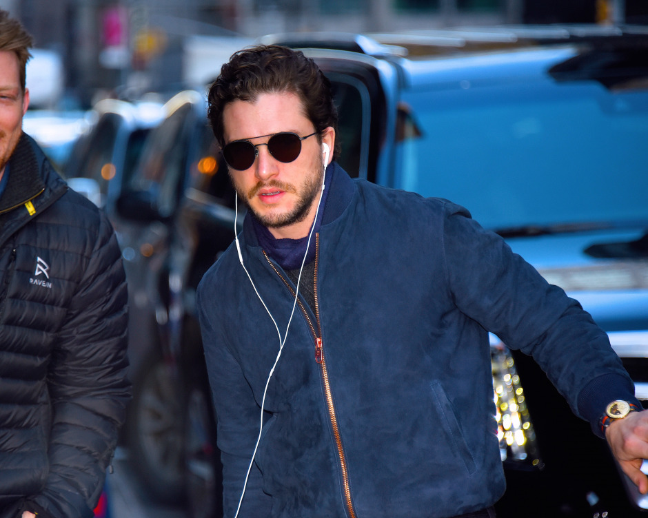 Monokrom Giyimin ve Kuzeyin Kralı Kit Harington