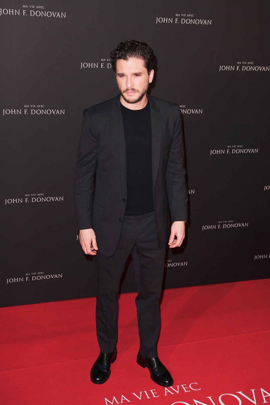 Monokrom Giyimin ve Kuzeyin Kralı Kit Harington