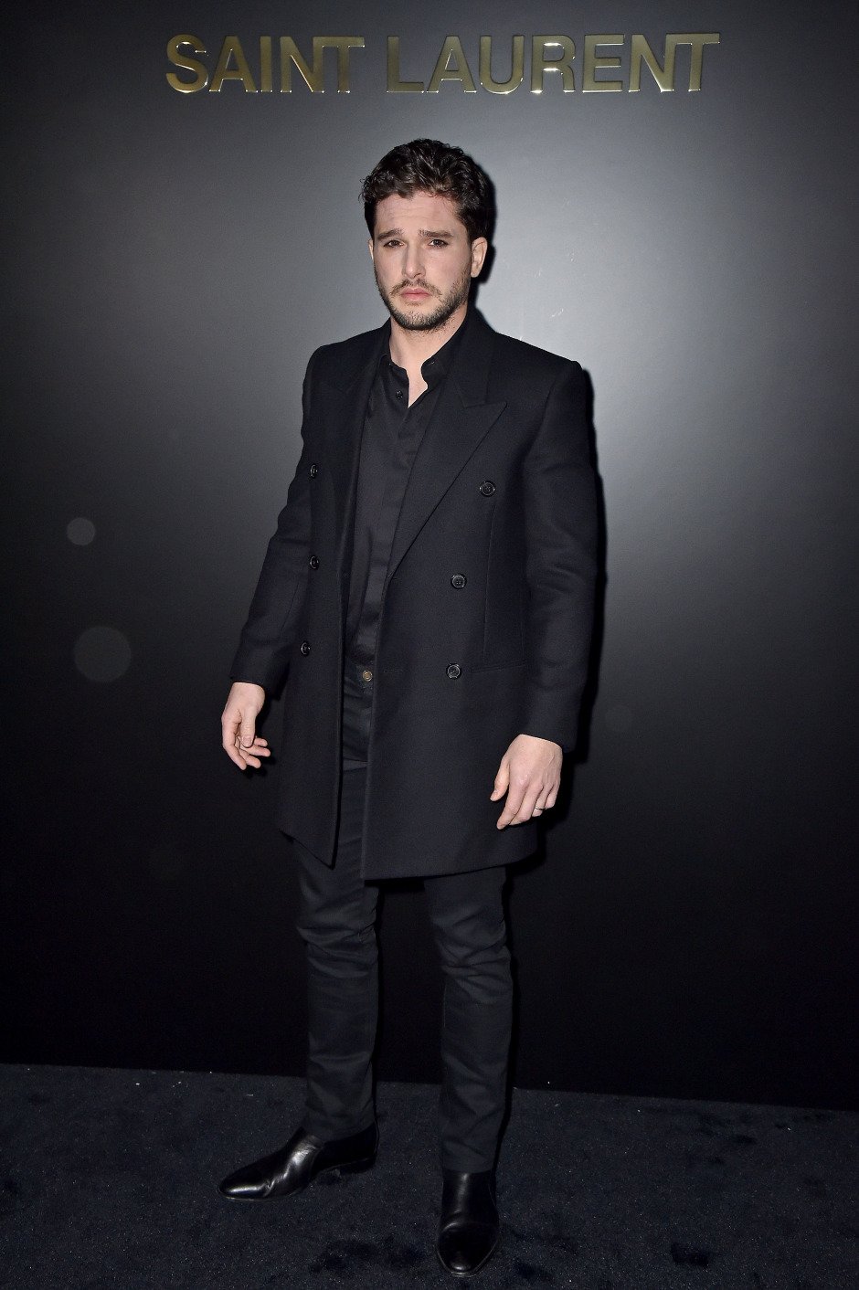 Monokrom Giyimin ve Kuzeyin Kralı Kit Harington