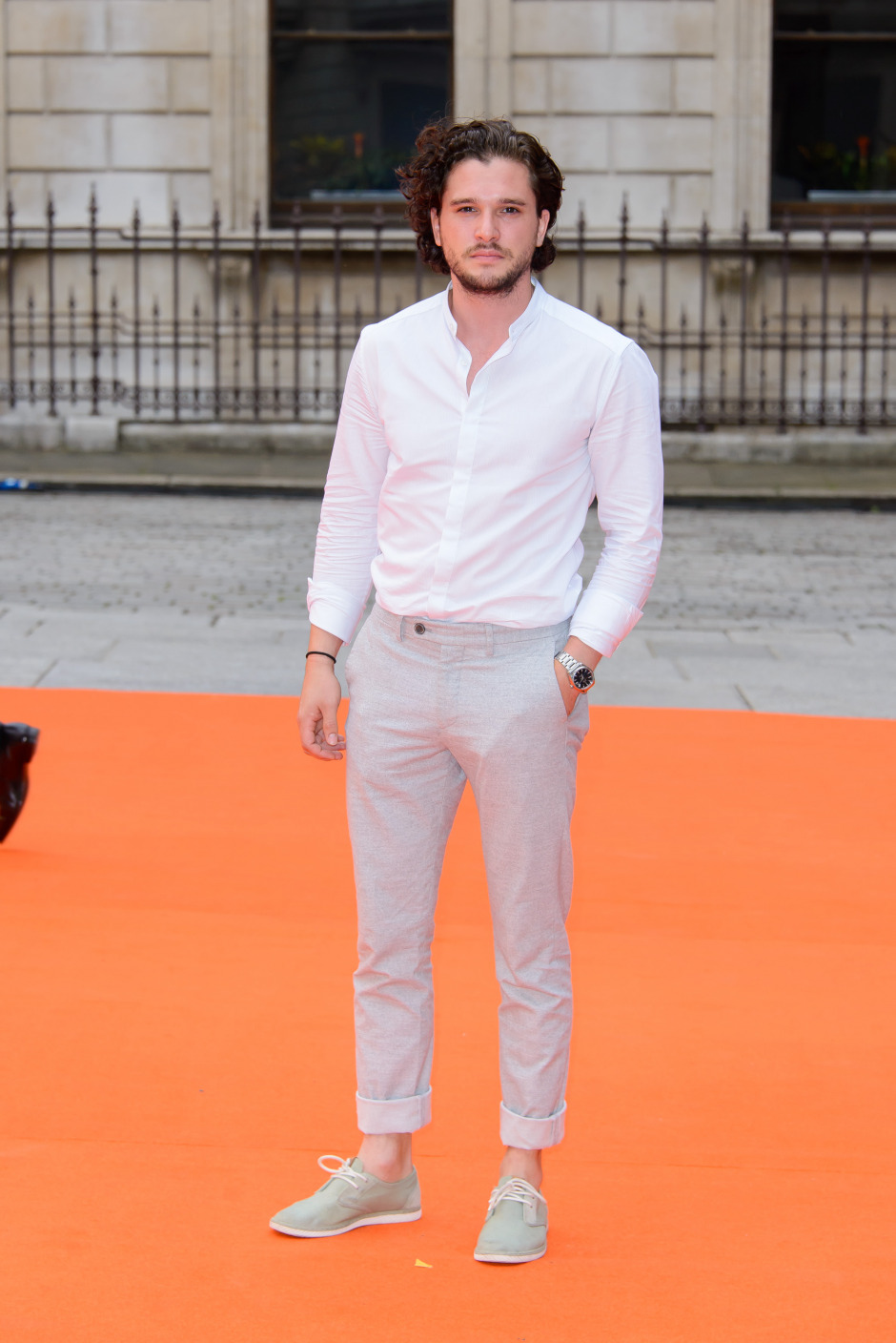 Monokrom Giyimin ve Kuzeyin Kralı Kit Harington