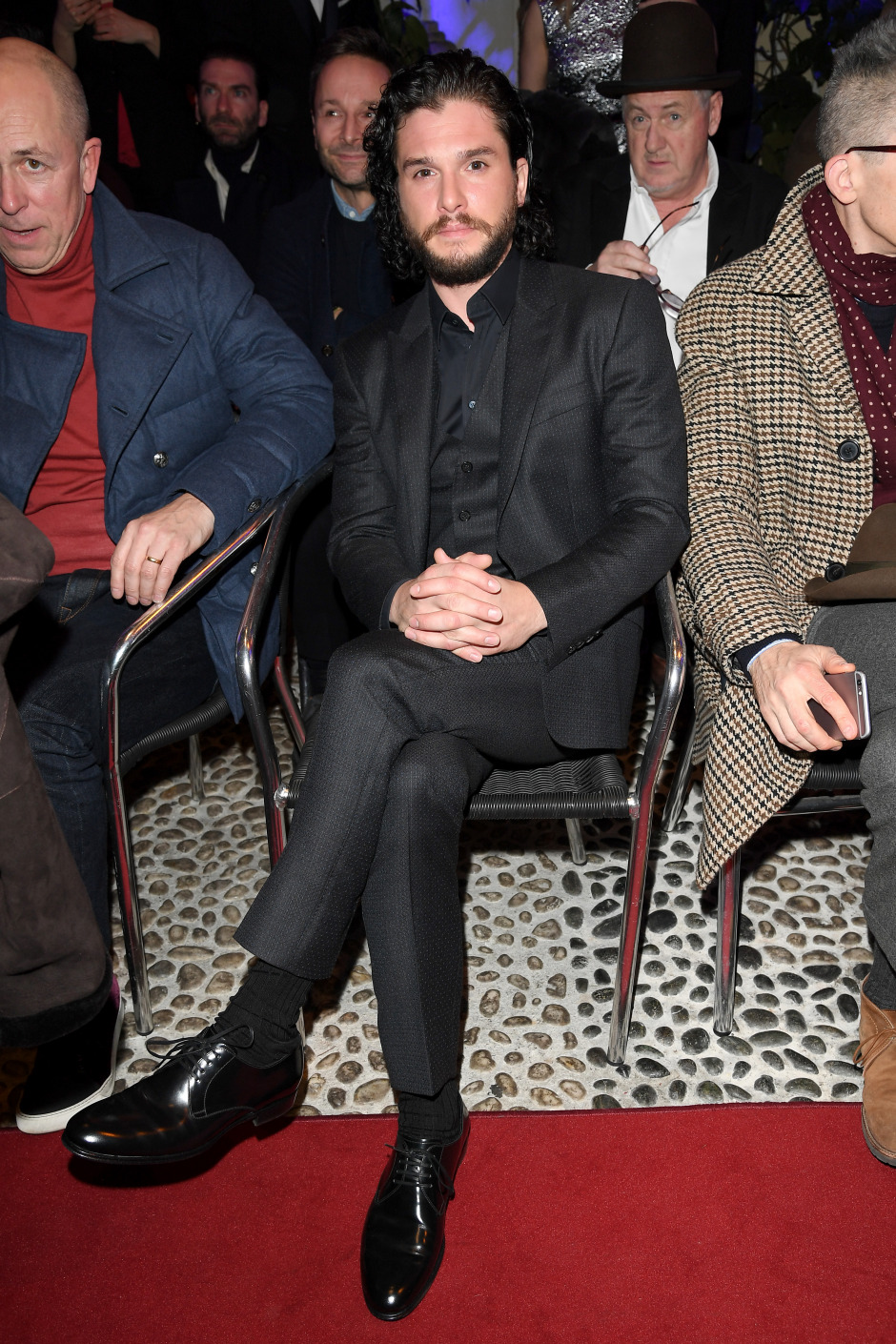 Monokrom Giyimin ve Kuzeyin Kralı Kit Harington