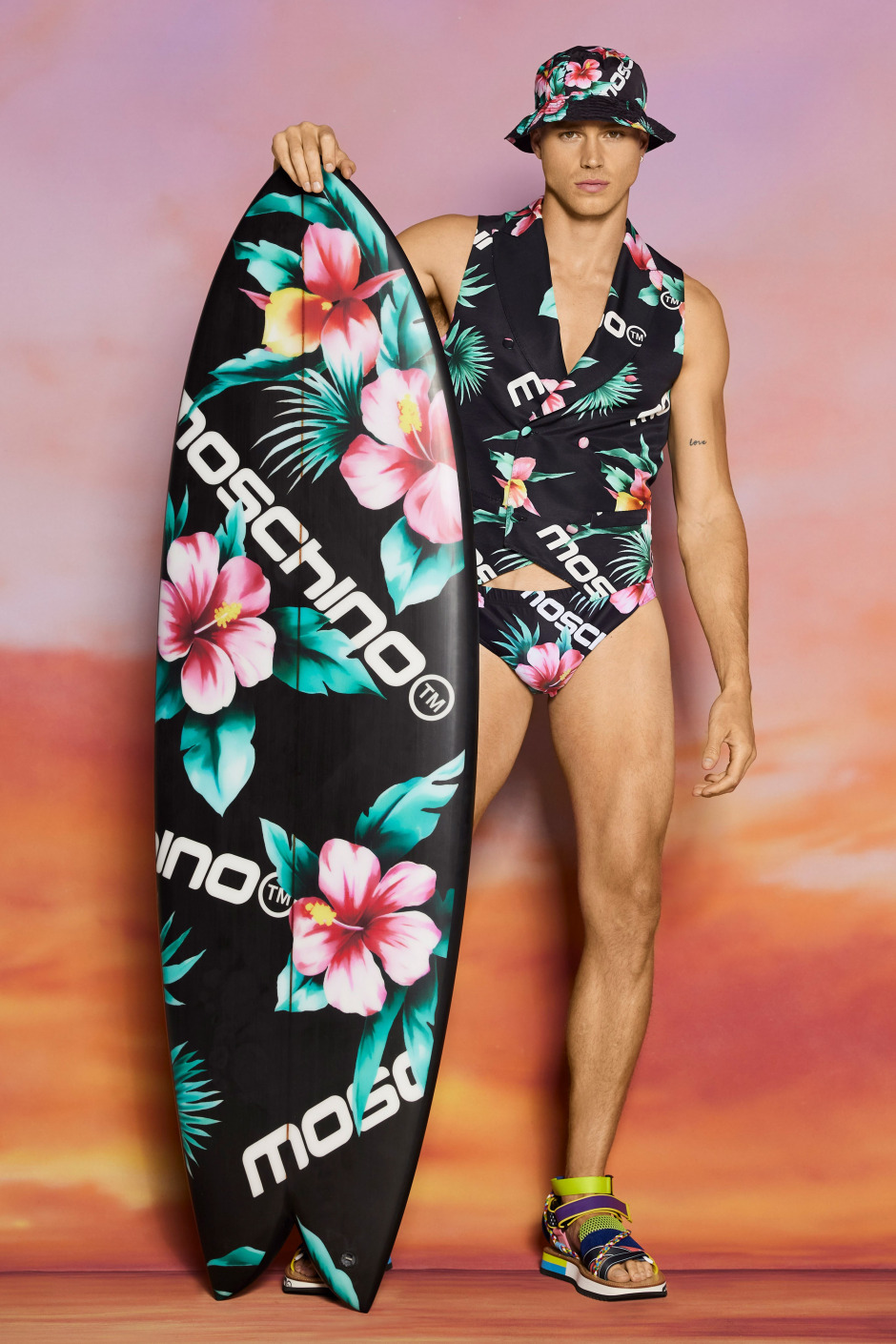 Moschino Resort 2022 Erkek Giyim Koleksiyonu | Beach Body’ler Hazır mı?