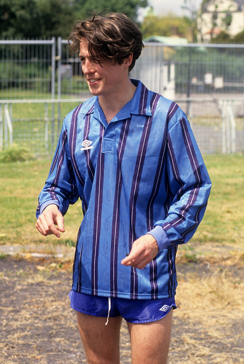 Hugh Grant’ın 1990’lara Zerafet ile Yaklaşan Stili