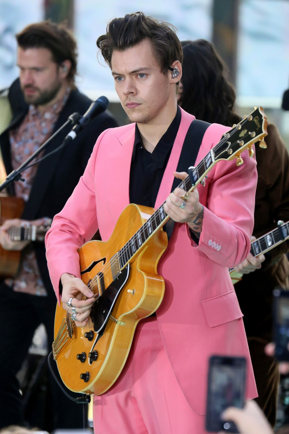 Harry Styles Dünyanın En İyi Giyinen Müzisyenlerinden Biri... İşte Nedeni