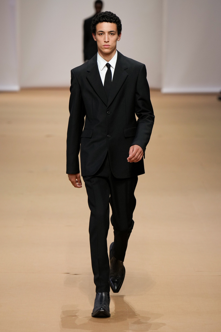 Mimar Rem Koolhaas Prada İlkbahar Yaz 2023 Defilesi İçin Dev Bir Kağıt Ev Tasarladı