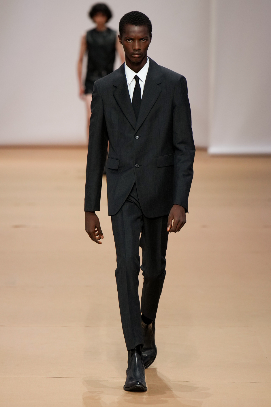 Mimar Rem Koolhaas Prada İlkbahar Yaz 2023 Defilesi İçin Dev Bir Kağıt Ev Tasarladı