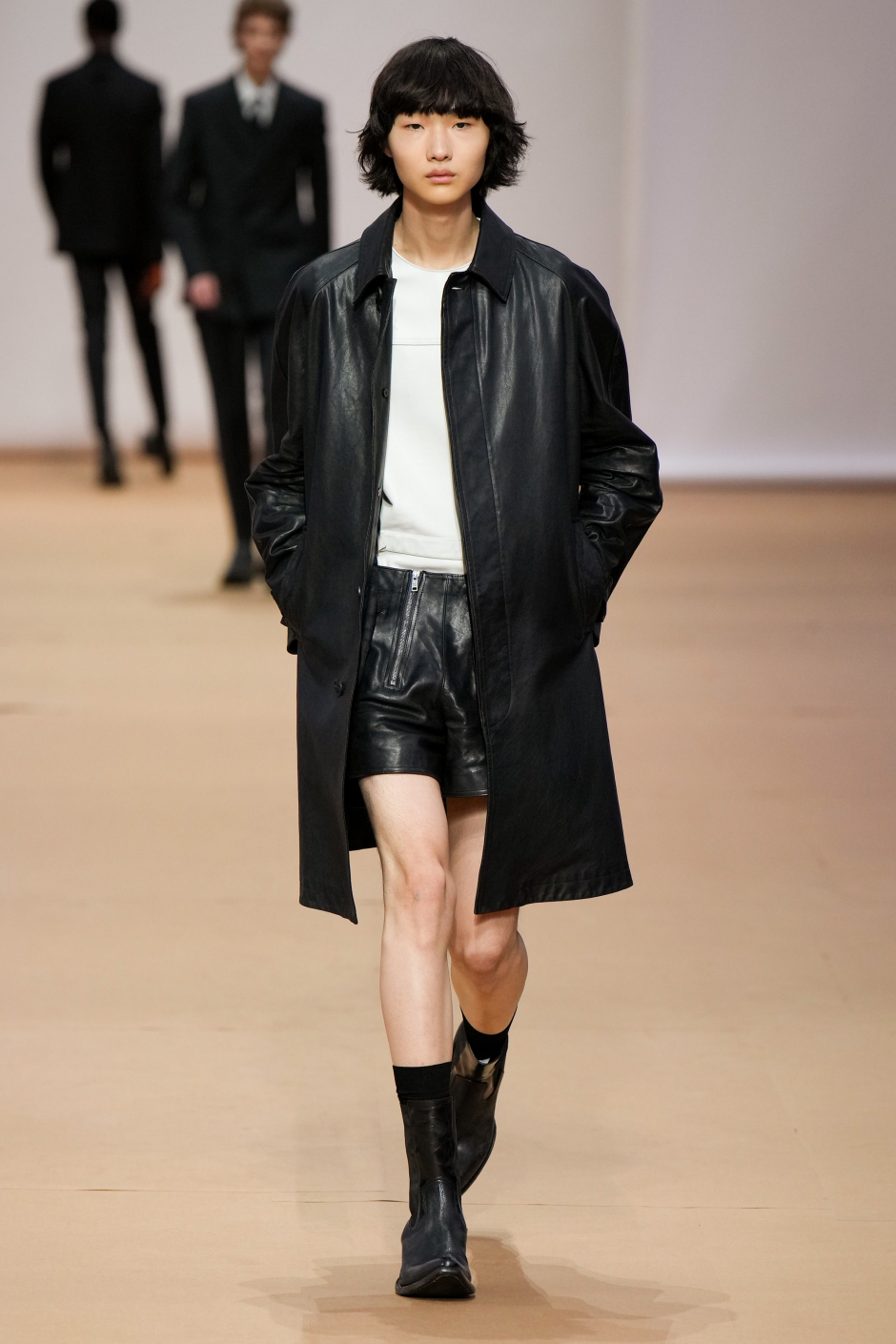 Mimar Rem Koolhaas Prada İlkbahar Yaz 2023 Defilesi İçin Dev Bir Kağıt Ev Tasarladı