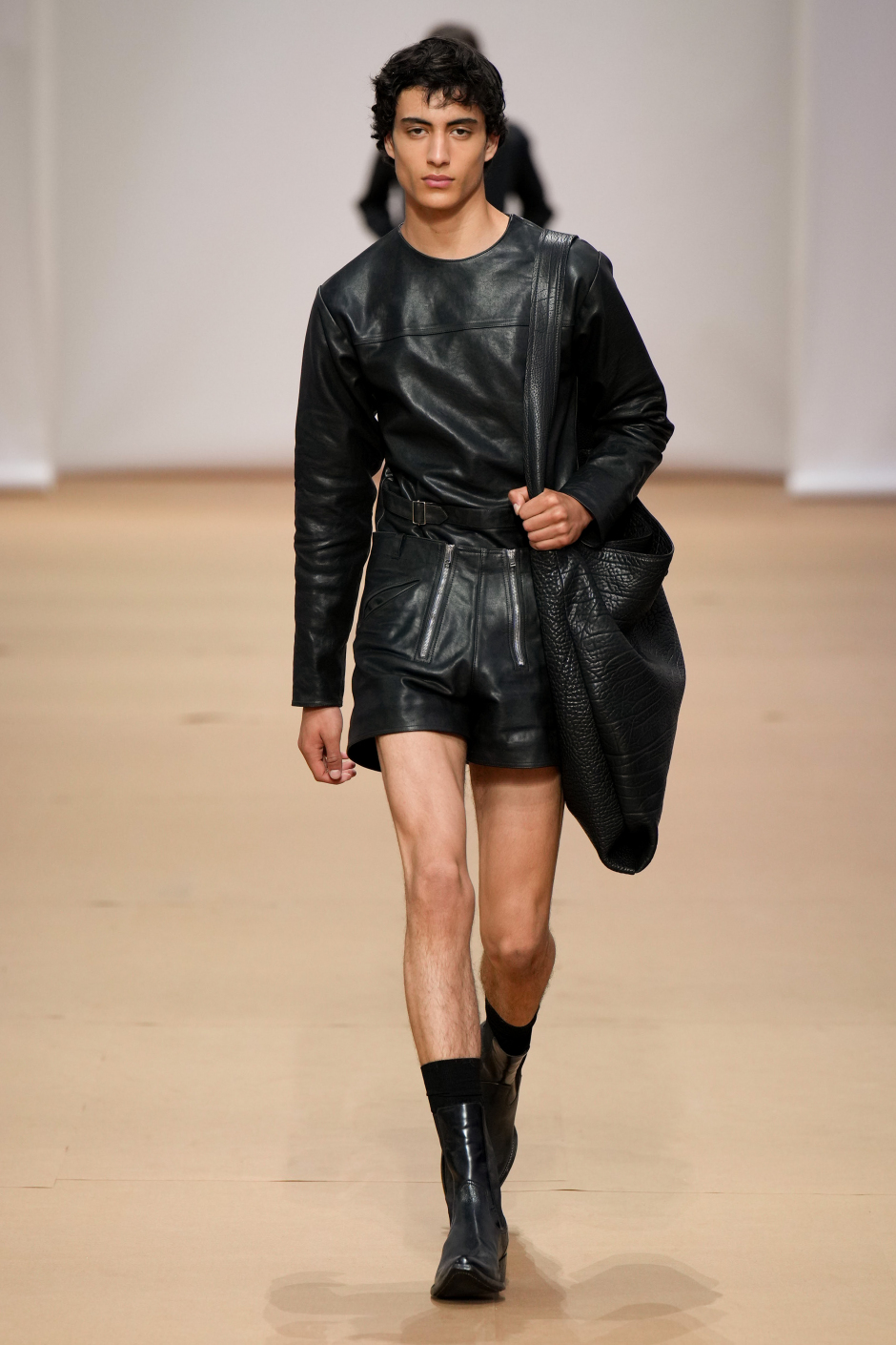 Mimar Rem Koolhaas Prada İlkbahar Yaz 2023 Defilesi İçin Dev Bir Kağıt Ev Tasarladı