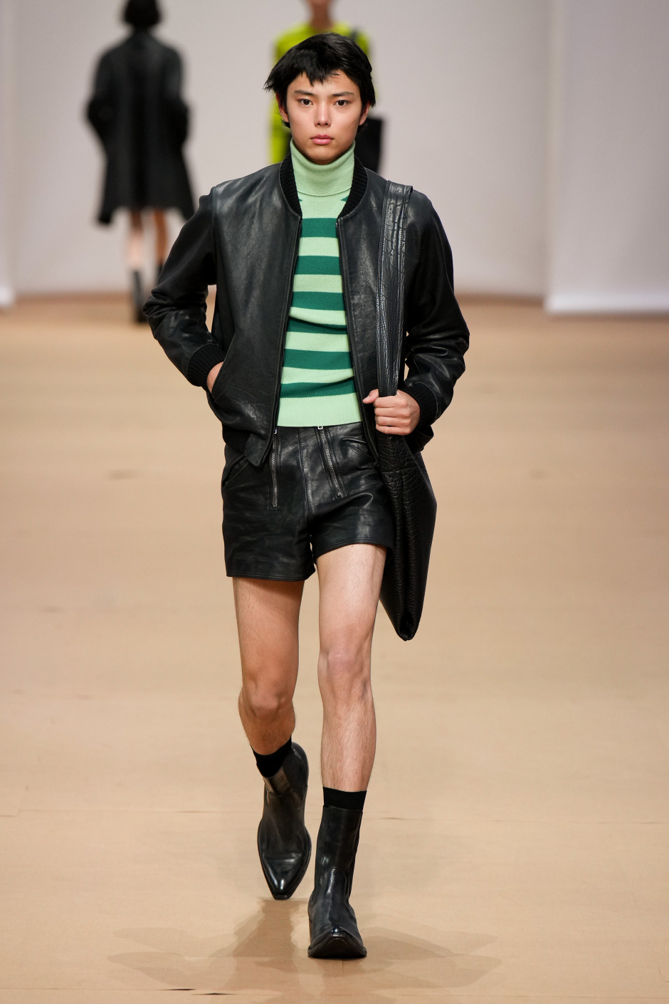 Mimar Rem Koolhaas Prada İlkbahar Yaz 2023 Defilesi İçin Dev Bir Kağıt Ev Tasarladı