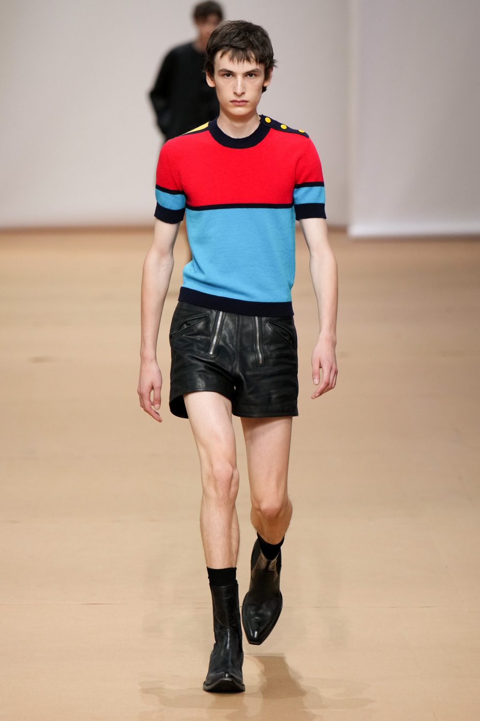 Mimar Rem Koolhaas Prada İlkbahar Yaz 2023 Defilesi İçin Dev Bir Kağıt Ev Tasarladı