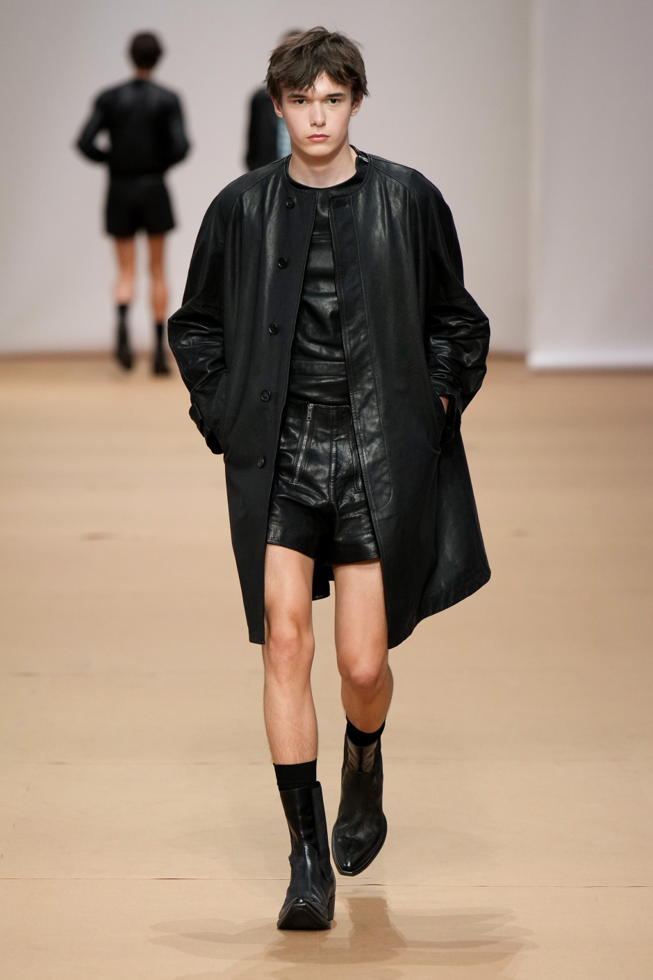 Mimar Rem Koolhaas Prada İlkbahar Yaz 2023 Defilesi İçin Dev Bir Kağıt Ev Tasarladı