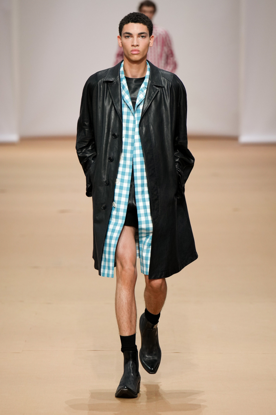 Mimar Rem Koolhaas Prada İlkbahar Yaz 2023 Defilesi İçin Dev Bir Kağıt Ev Tasarladı