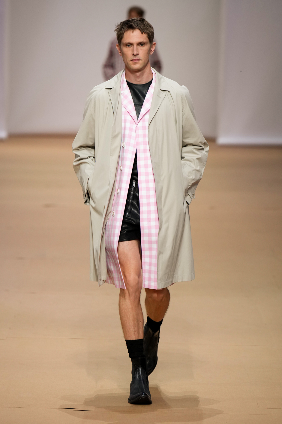 Mimar Rem Koolhaas Prada İlkbahar Yaz 2023 Defilesi İçin Dev Bir Kağıt Ev Tasarladı